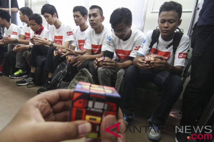 Lomba Rubik On Train