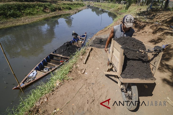 Manfaatkan penyusutan air sungai