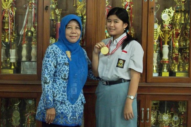 Siswa SMA Negeri 3 Semarang raih medali emas OSN