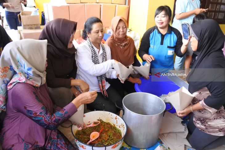 Menteri BUMN Kunjungi Korban Banjir Bandang