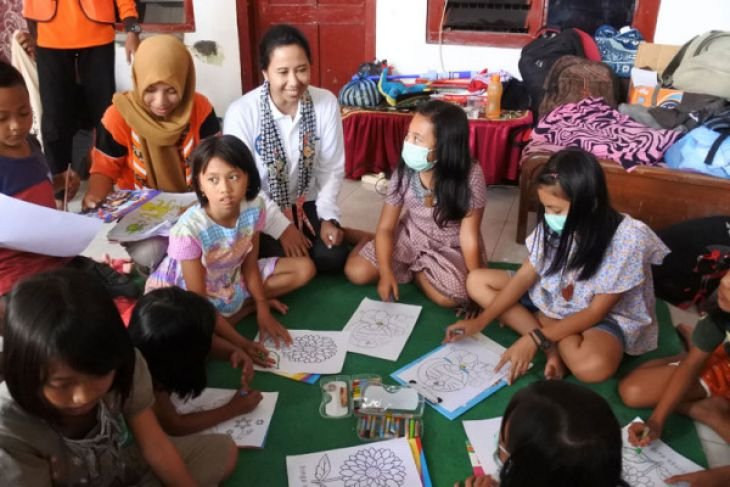 Menteri BUMN Kunjungi Korban Banjir