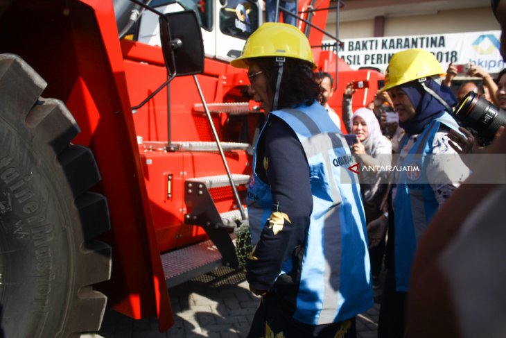 Menteri KKP Resmikan Alat Pengangkat Kontainer