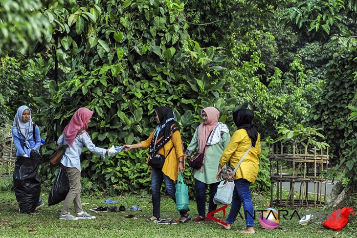 Pungut sampah kebun raya Bogor