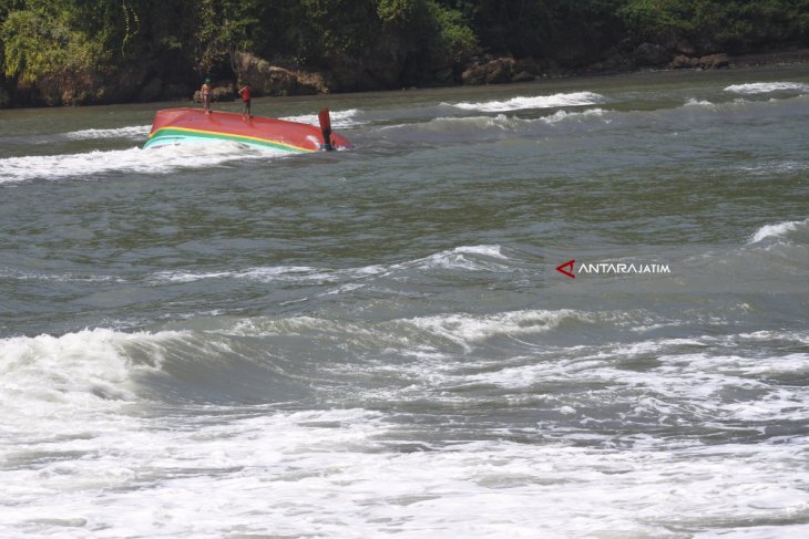 Perahu Nelayan Dihantam Ombak