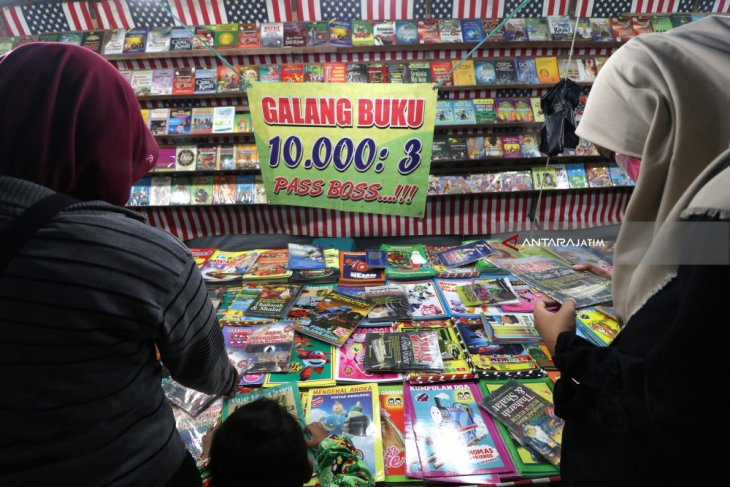 Obral Buku Di Pasar Rakyat