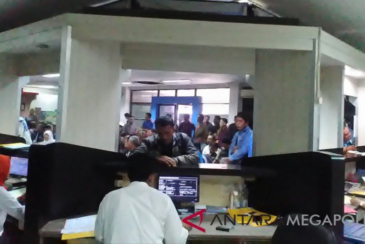 Ribuan wajib pajak padati Samsat Karawang