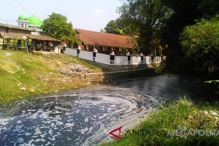 Siswa Karawang terganggu limbah sungai dekat sekolah