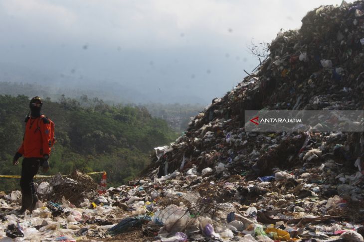 Pencarian Korban Longsor Sampah