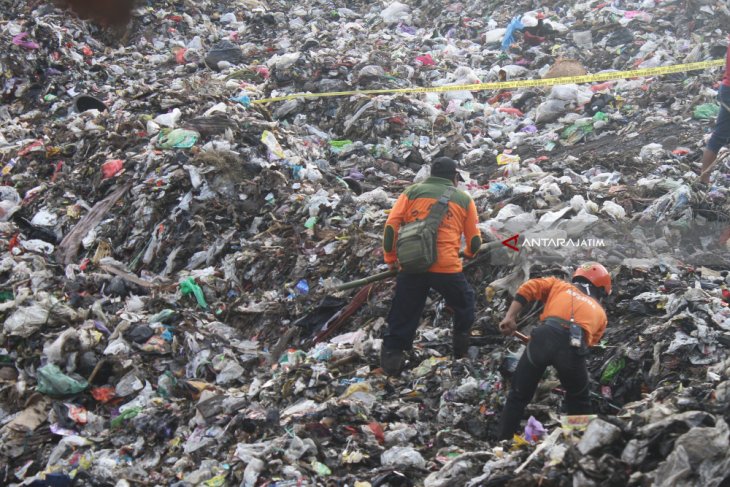 Pencarian Korban Longsor Sampah