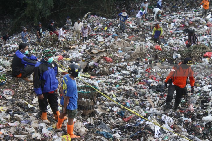 Pencarian Korban Longsor Sampah