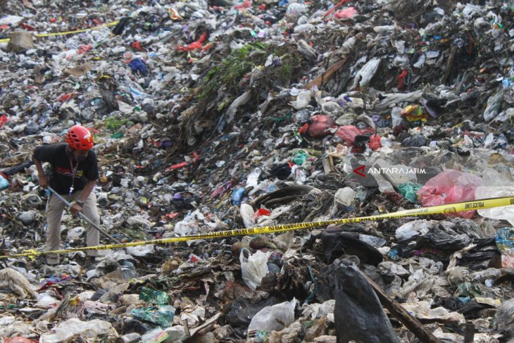 Pencarian Korban Longsor Sampah