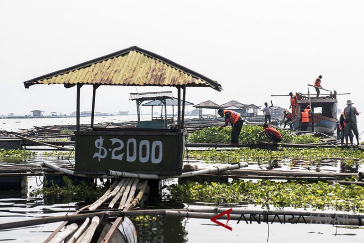 Penertiban keramba jaring apung Waduk Cirata