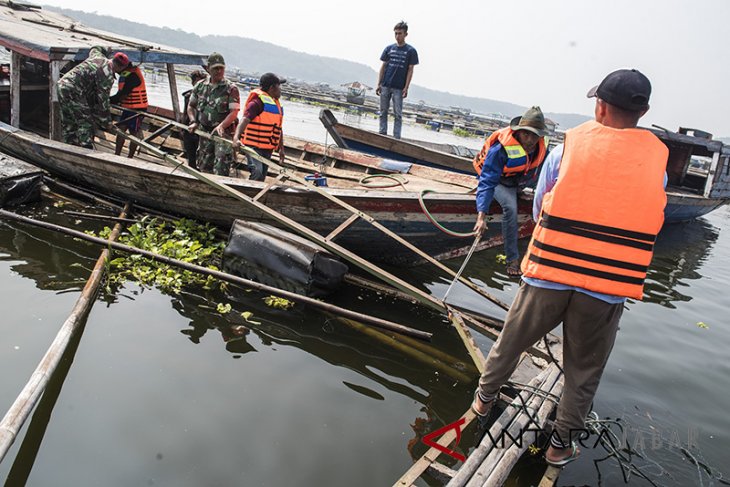 Penertiban keramba jaring apung Waduk Cirata