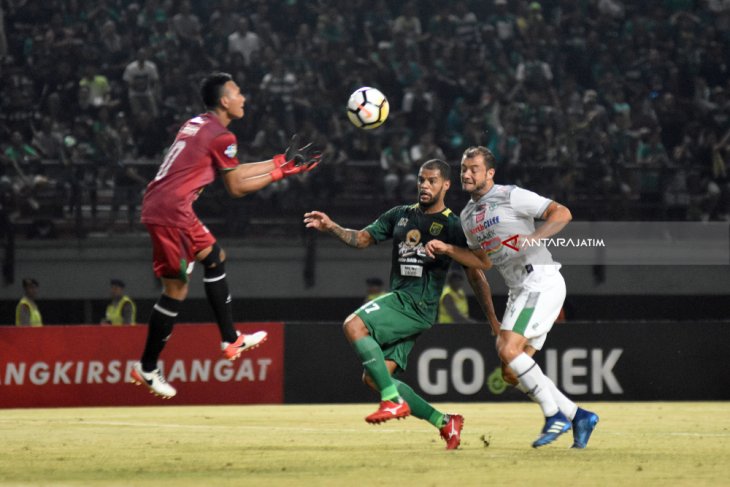 Persebaya Surabaya vs PSMS Medan 