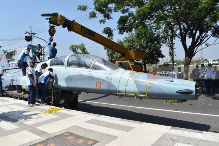 Pesawat F-5 Untuk Monumen