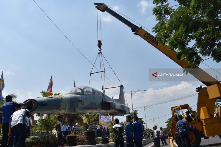 Pesawat F-5 Untuk Monumen