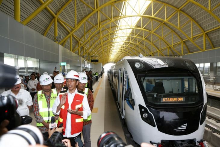 Presiden tinjau pengoperasian LRT Palembang