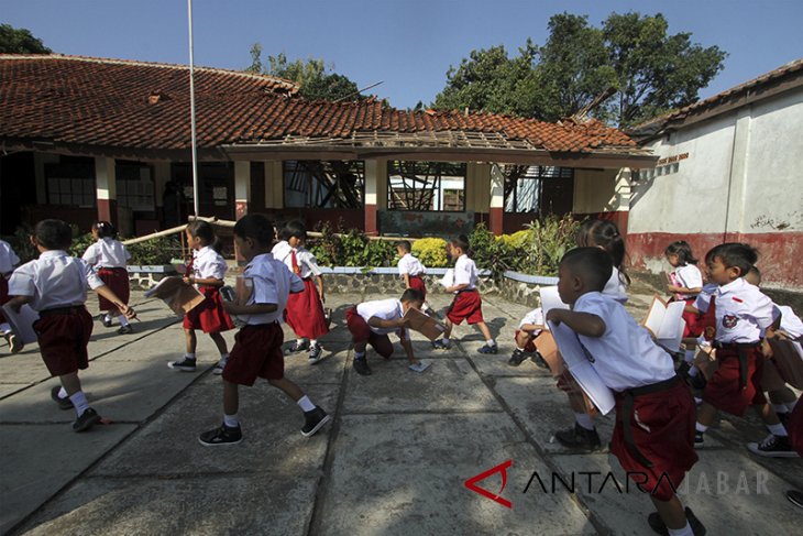 Sekolah rusak terbengkalai