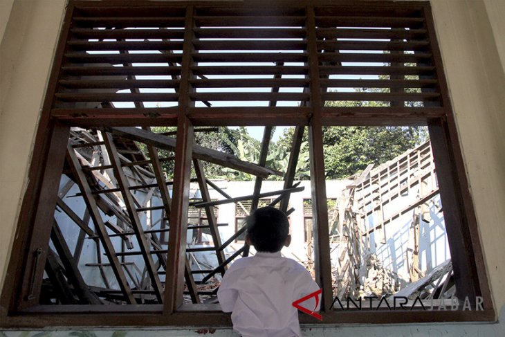 Sekolah rusak terbengkalai