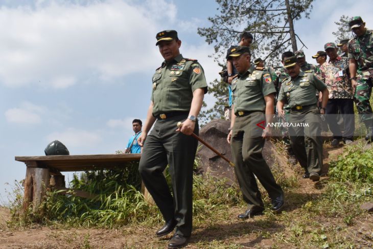 Danpusterad Mabesad Tinjau TMMD Madiun