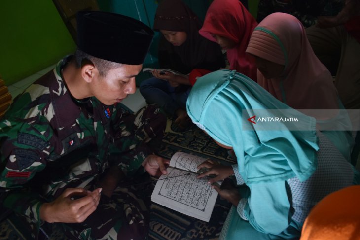 Prajurit TNI Mengajar Mengaji 
