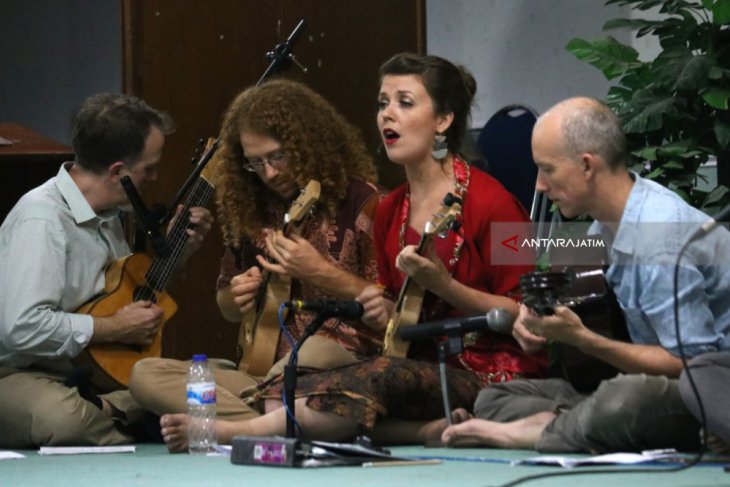 Hannah Standiford Suarakan Langgam Keroncong (Video)