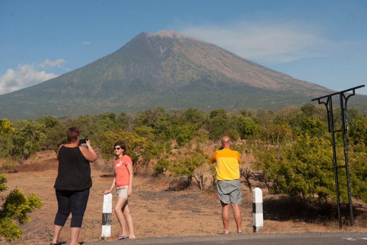 Minister visits Mount Agung evacuation camp