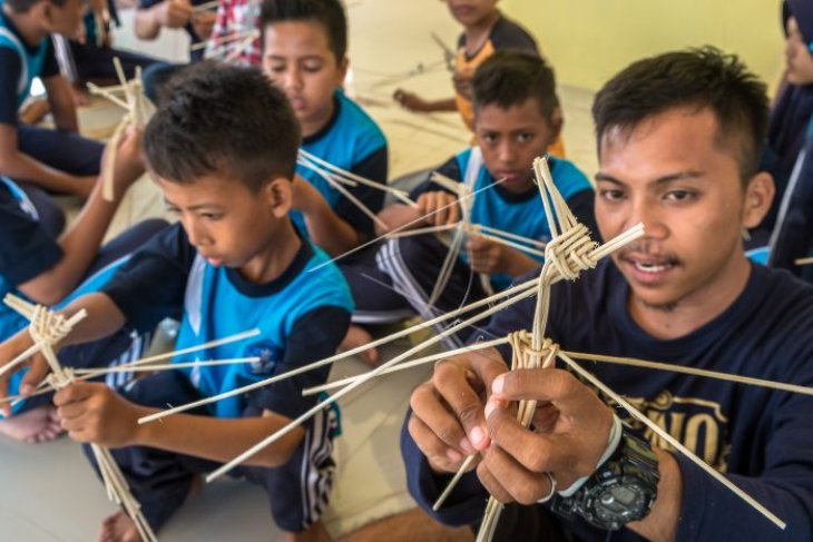 Belajar membuat wayang rotan