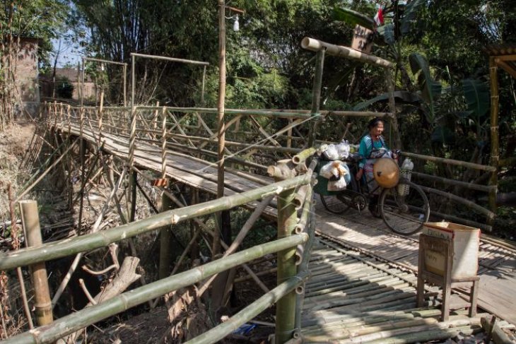 Jembatan darurat berbahan bambu