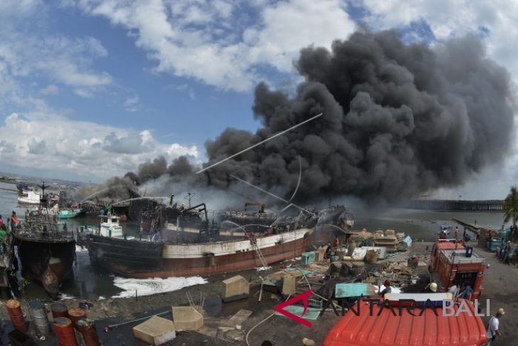 Kebakaran Kapal Pelabuhan Benoa