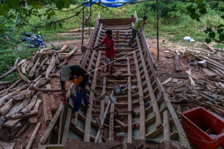 Pembuatan kapal kayu tradisional nelayan