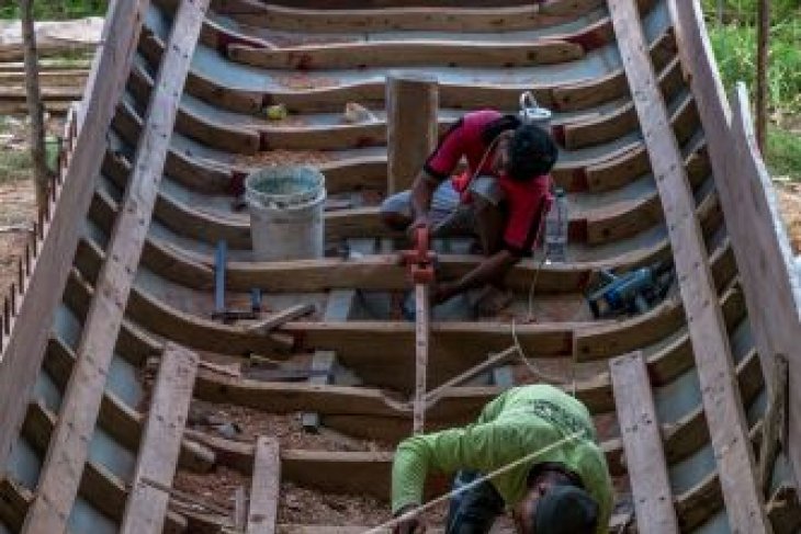 Pembuatan kapal kayu tradisional nelayan