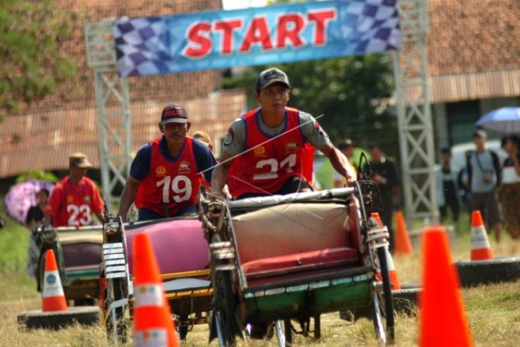 Lomba ketangkasan pengemudi becak