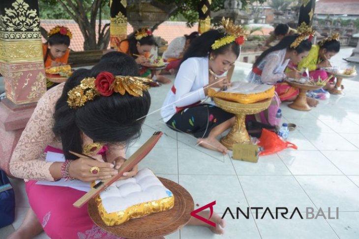 Lomba menulis huruf Bali di daun lontar