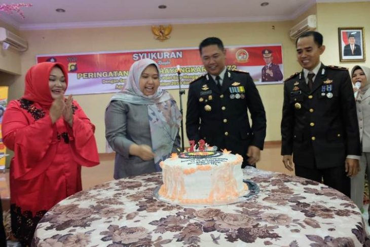 Bupati Masnah potong kue ulang tahun kepolisian