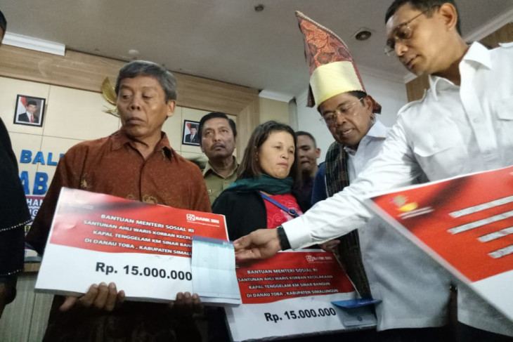 Minister hands over aid to families of MV Sinar Bangun victims