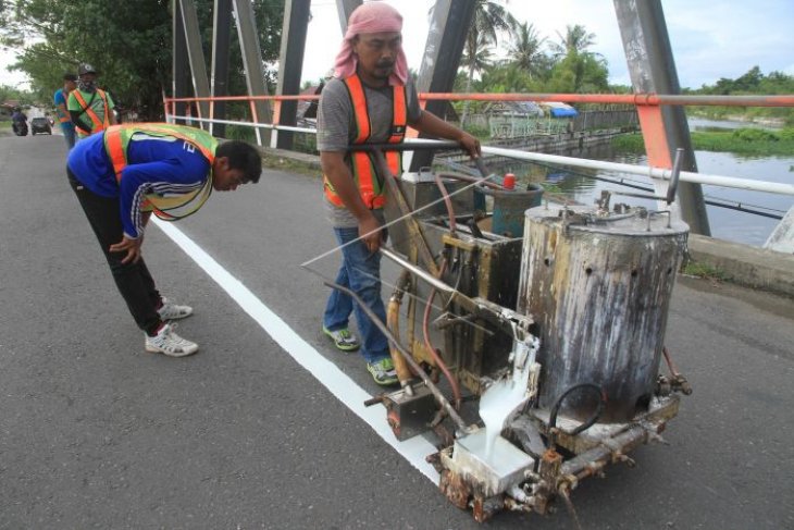 Pengecatan marka jalan