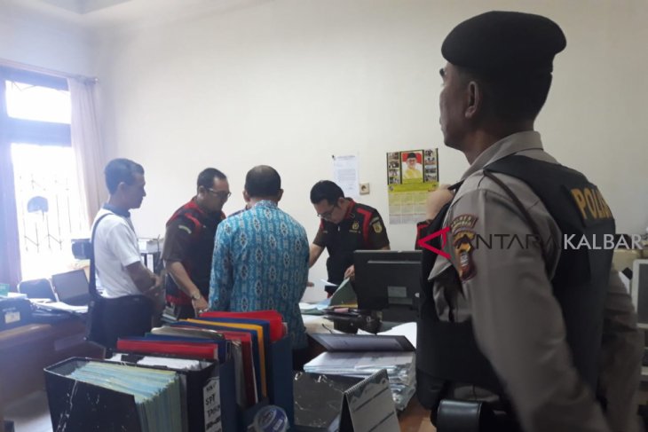 Kejaksaan Negeri geledah ruang sekretariat DPRD Mempawah