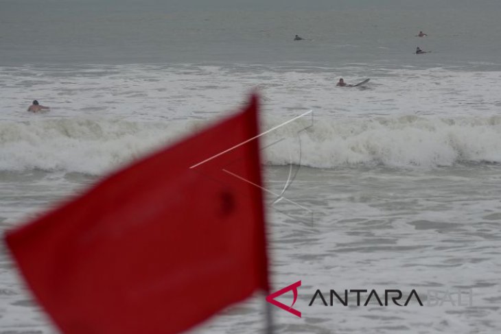 Peringatan Ombak Tinggi di Pantai Kuta