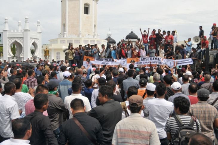 Tuntut bebaskan Irwandi Yusuf