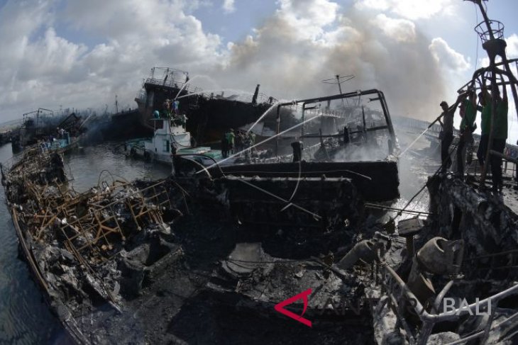 Tens of fishing boats catch fire at Benoa Port