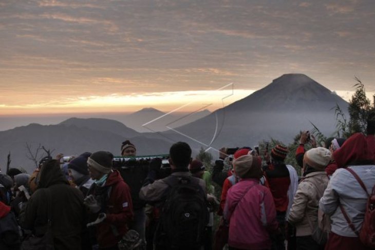 Wisata matahari terbit di bukit Sikunir