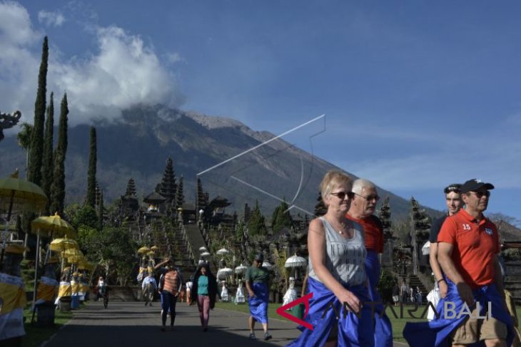 Tourist visits to Besakih unhindered by Mount Agung's volcanic eruption