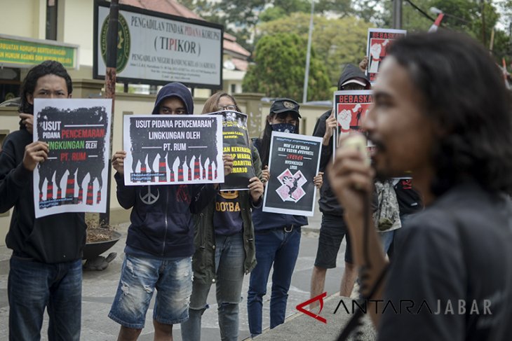 Aksi bebaskan aktivis lingkungan hidup