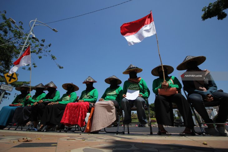 Aksi Duduk Perempuan Lakardowo