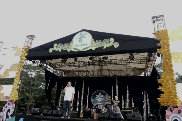 Bandrek Susu, bandnya Rektor IPB manggung di penutupan MPKMB 2018