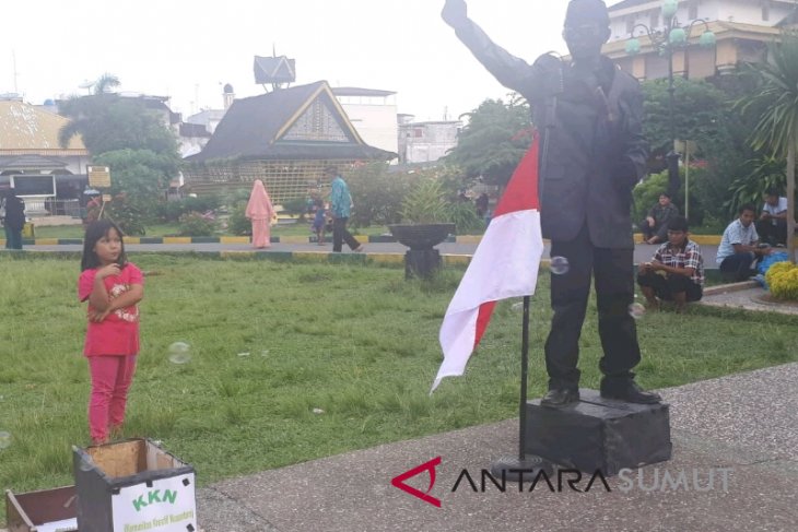 Pertunjukan patung Soekarno