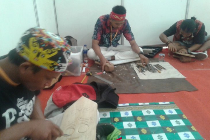 Lomba Pahat Ornamen Dayak