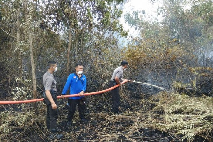 Kapolres Sanggau ikut padamkan karhutla Jembatan Kapuas Tayan