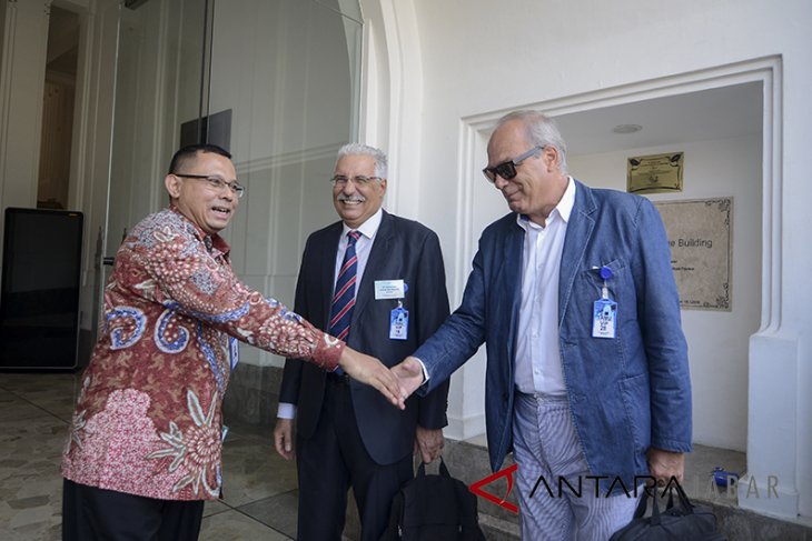 Kerja sama Manajemen dan produksi vaksin Bio Farma